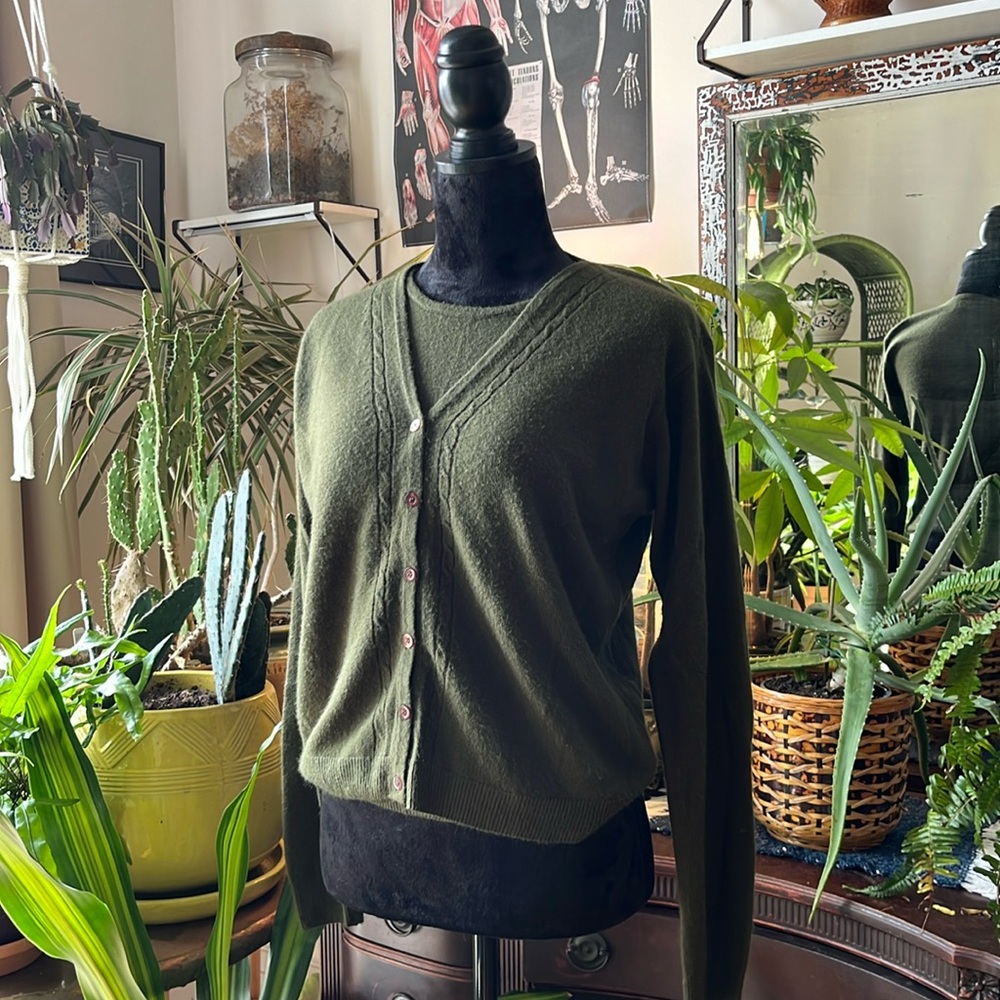 Fashion Bug vintage sweater/cardigan thing. Soft acrylic, pretty green. Size M.